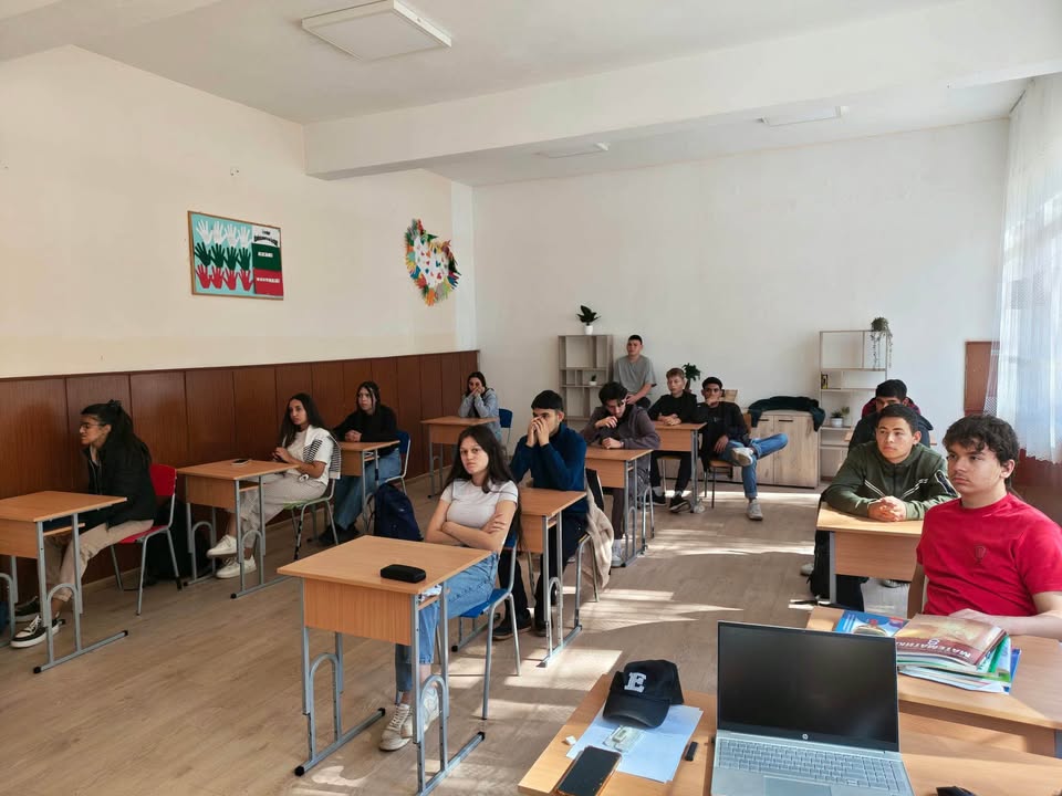 “ Безопасно поведение в Интернет“ – важен урок за нашите ученици🧑💻👩💻
В рамките на програмата „Работа на полицията в училищата“ в ПГЗ „Кл.…