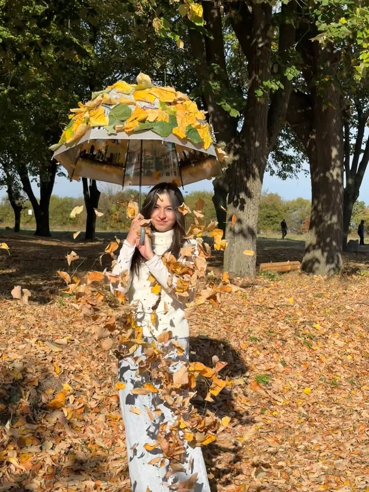 🍁 „Сред златните багри на есента най-красиви остават усмивките, които стоплят сърцето.“🍄🍂🍂🍂🐌